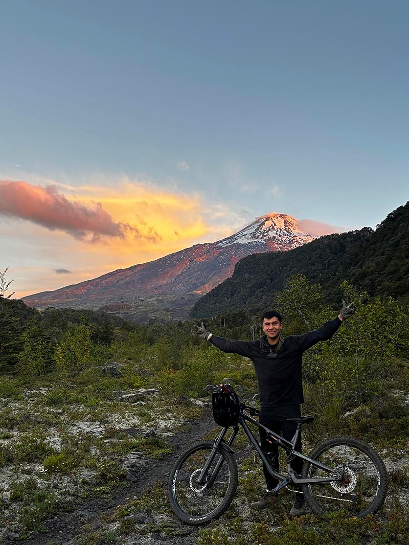 Sebastián con e-bike frente al volcán al atardecer — Araucanía