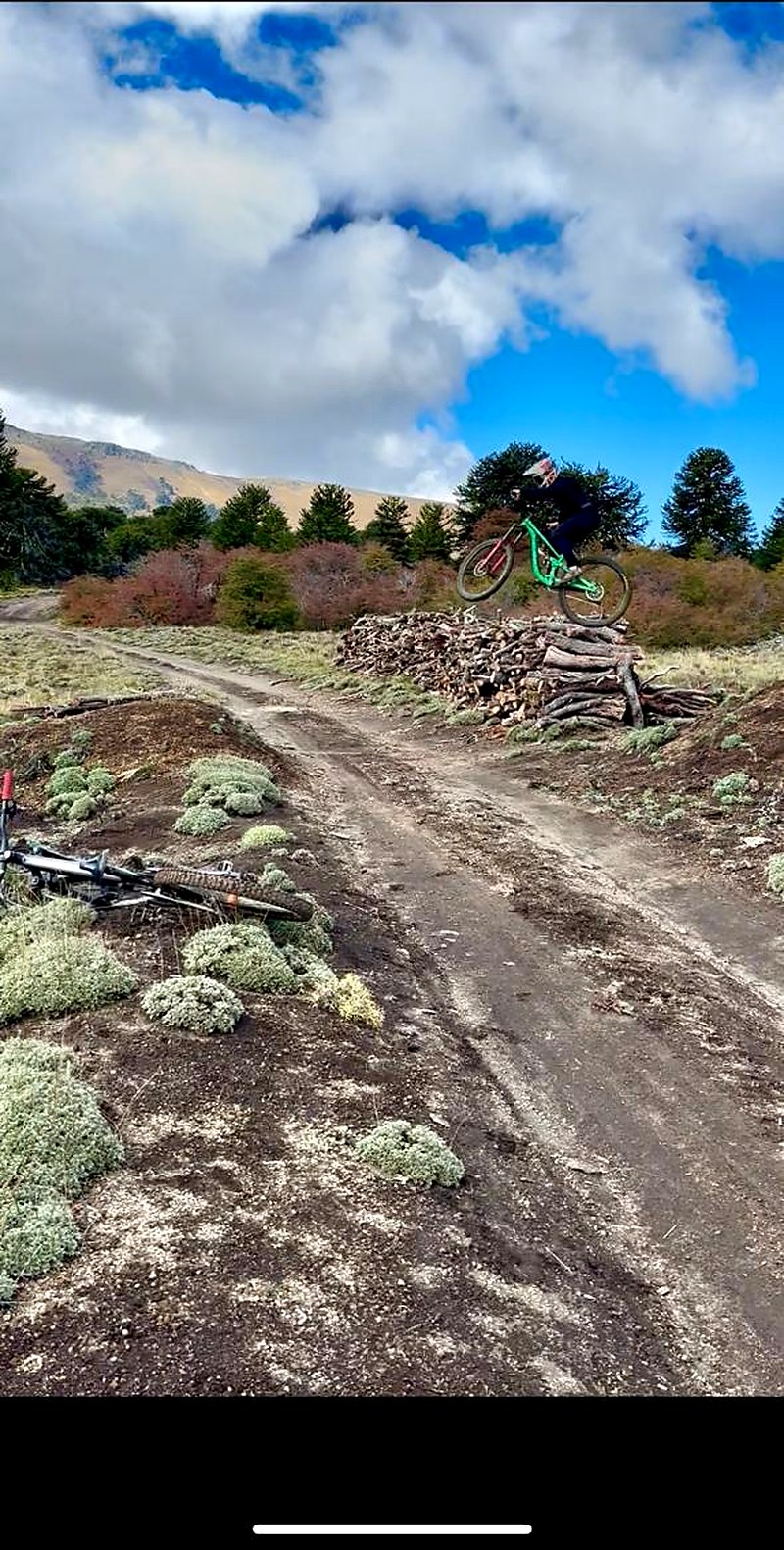 Mountain bike jump en terreno volcánico — Araucanía